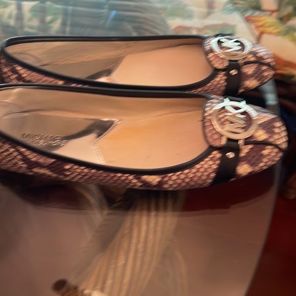 Size 8.5 Brand new only worn one time. Letter upper in mint condition MK. - Picture 2 of 8